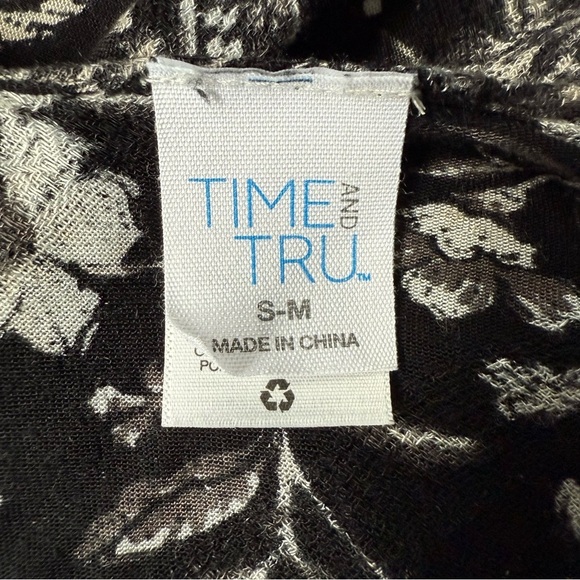 Black and White Patterned Kimono - Picture 5 of 9